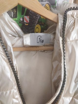 Chaqueta Acolchada Beige con Capucha