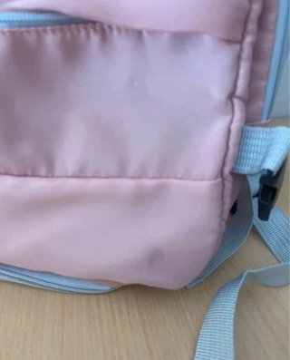 Mochila de viaje rosa y gris