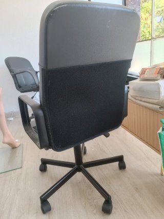 Silla de oficina negra con ruedas