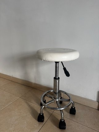 Taburete con Ruedas y Altura Regulable