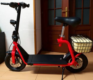 Patinete eléctrico rojo con cesta