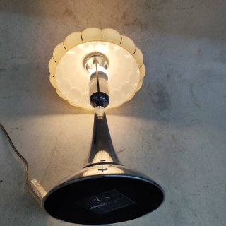 Candeeiro de mesa bege e prateado