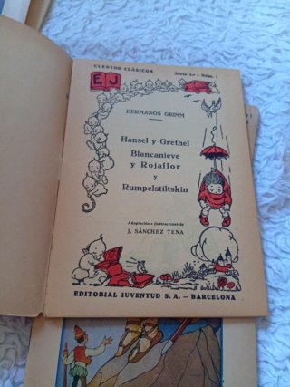 5 cuadernos de 1930 con cuentos de Hermanos Grimm.