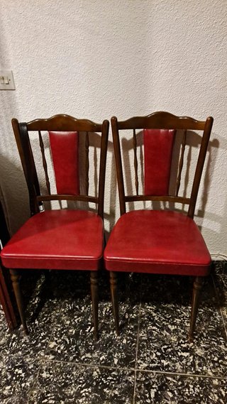 Sillas de madera con asiento de piel rojo
