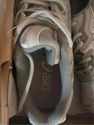 Zapatillas Asics grises y plateadas