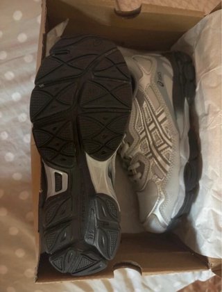 Zapatillas Asics grises y plateadas