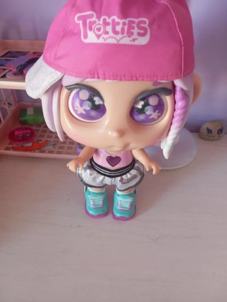 Muñeca Trotties con gorra rosa