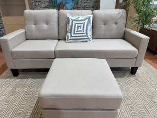 Sofá beige con puf convertible en chaise longue