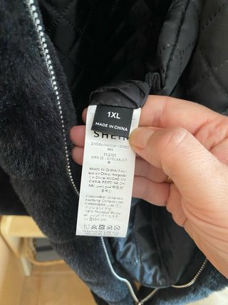 Chaquetón pelo negro  con capucha talla XL