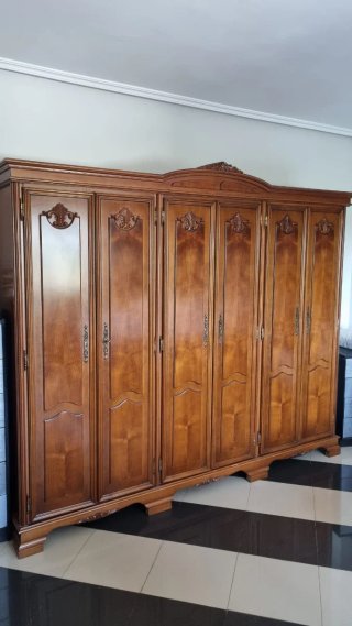 Armario de madera maciza