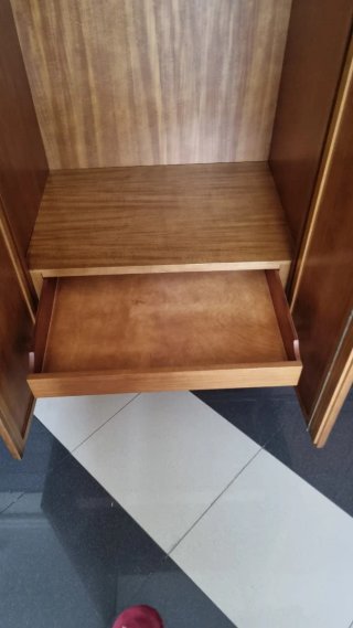 Armario de madera maciza