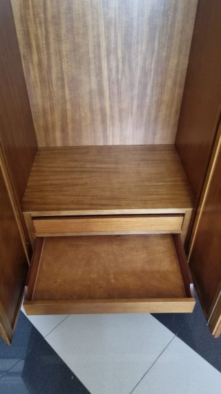 Armario de madera maciza