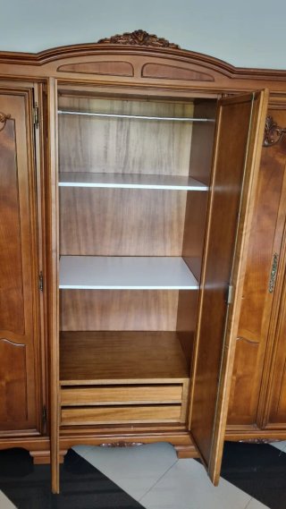 Armario de madera maciza