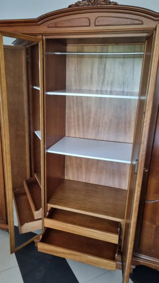 Armario de madera maciza
