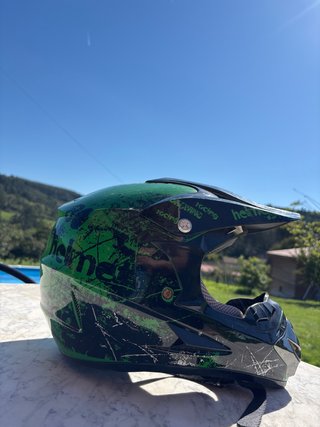 Casco de moto verde y negro