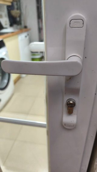 Puerta de aluminio con cristal