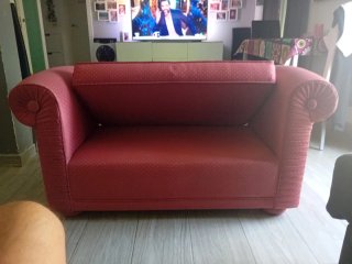 Banco de cama tapizado en rojo