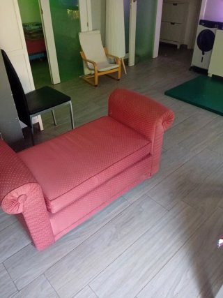 Banco de cama tapizado en rojo