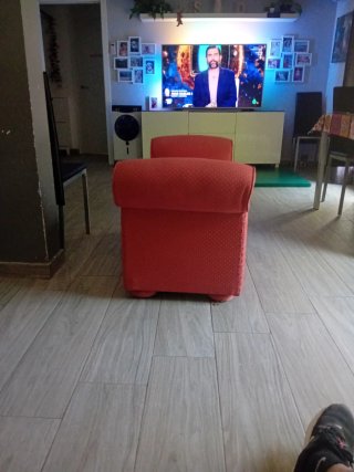 Banco de cama tapizado en rojo