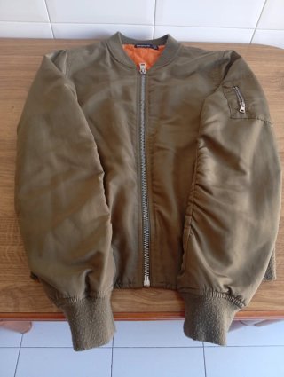 Cazadora Stradivarius verde militar naranja