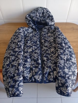 Anorak azul y blanco estampado