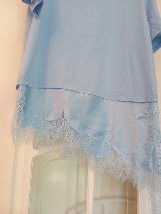 Camiseta Azul con Detalle de Encaje
