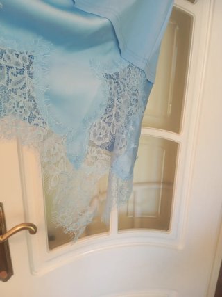 Camiseta Azul con Detalle de Encaje