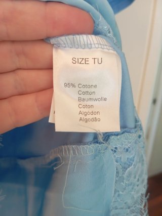 Camiseta Azul con Detalle de Encaje