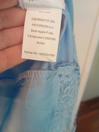Camiseta Azul con Detalle de Encaje