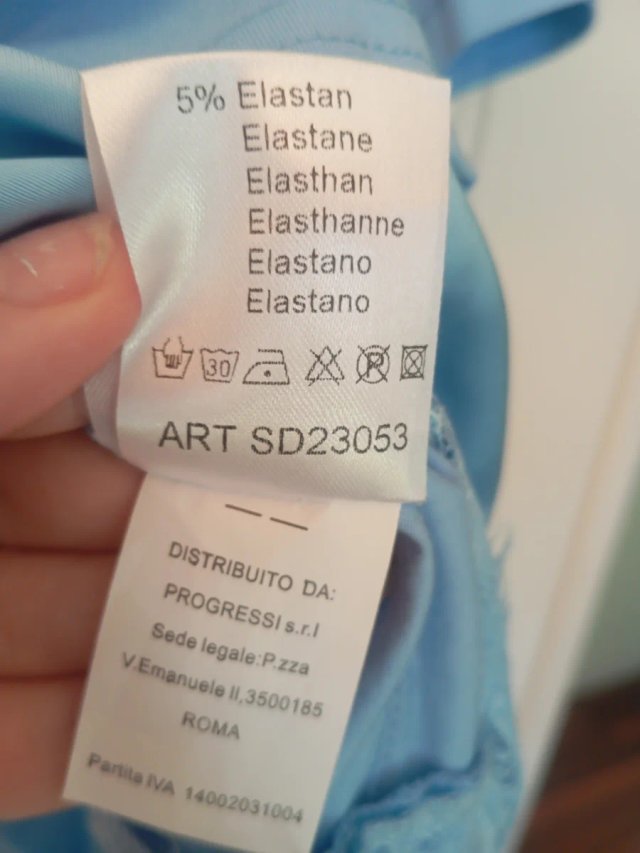 Camiseta Azul con Detalle de Encaje