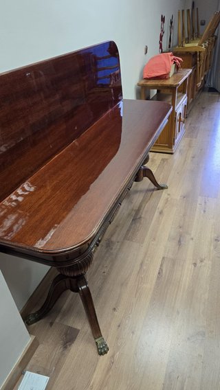 Mesa de madera antigua con patas de garra