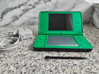 Nintendo DSi XL Verde