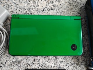 Nintendo DSi XL Verde