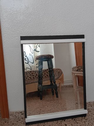 Espejo rectangular, en negro y blanco negro con