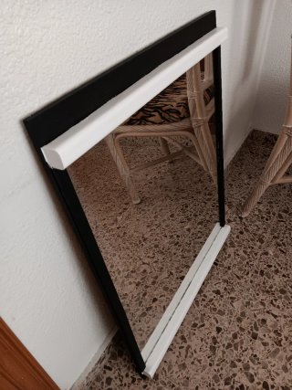 Espejo rectangular, en negro y blanco negro con