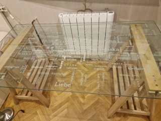 Mesa de estudio Ikea con tablero de cristal