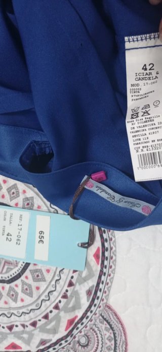 Preciosa blusa de raso azul.Se puede probar