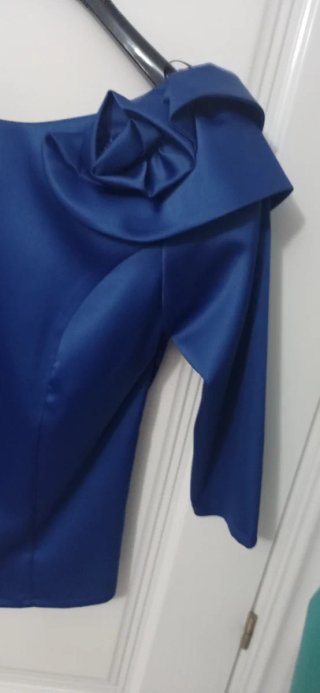 Preciosa blusa de raso azul.Se puede probar