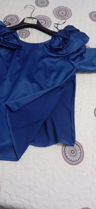 Preciosa blusa de raso azul.Se puede probar