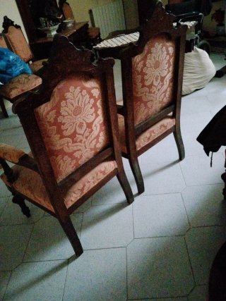 Sillones antiguos de madera y tela