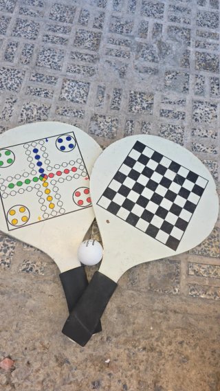 Palas de juego con tablero de parchís y ajedrez