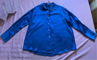 Camisa Zara azul satinada