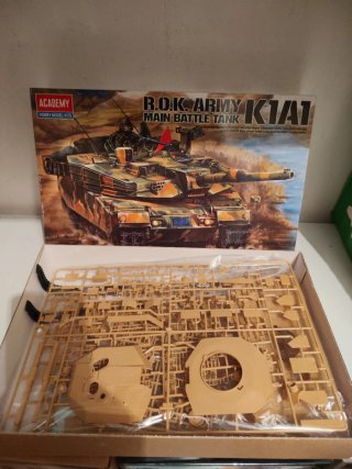 Maqueta Academy K1A1 R.O.K. Army 1/35