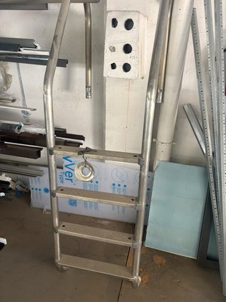 Escalera de piscina metálica