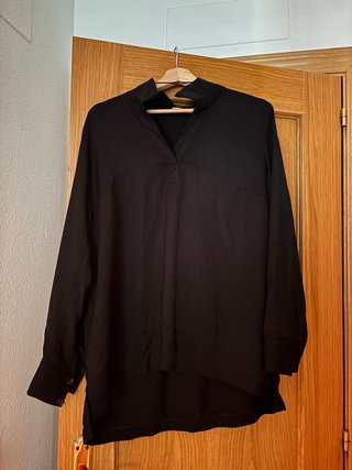 Blusa negra cuello manga larga