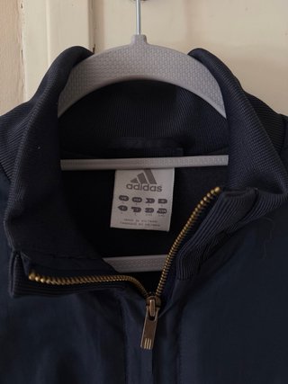 Chaqueta deportiva Adidas azul marino y celeste