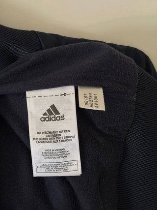 Chaqueta deportiva Adidas azul marino y celeste
