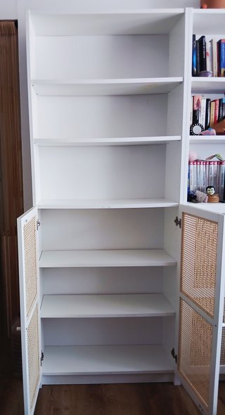 Estantería BILLY de Ikea con puertas de bambú