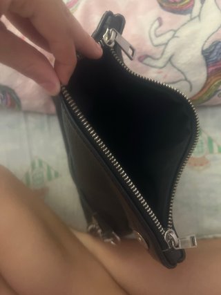 Bolso negro con cadena