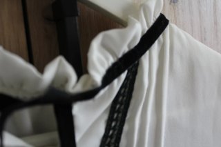Camisa estilo renacentista blanca y negra